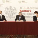 20.12.2021. Warszawa. Podpisanie aneksu do umowy zmieniającej współorganizatora Muzeum Historyczno-Archeologiczne w Ostrowcu Świętokrzyskim. Na zdjęciu (od lewej): Andrzej Jabłoński - wicestarosta ostrowiecki, Piotr Gliński - minister kultury i dziedzictwa narodowego i Marzena Dębniak - starosta ostrowiecki / Jarosław Kubalski / Radio Kielce