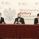 20.12.2021. Warszawa. Podpisanie aneksu do umowy zmieniającej współorganizatora Muzeum Historyczno-Archeologiczne w Ostrowcu Świętokrzyskim. Na zdjęciu (od lewej): Andrzej Jabłoński - wicestarosta ostrowiecki, Piotr Gliński - minister kultury i dziedzictwa narodowego i Marzena Dębniak - starosta ostrowiecki / Jarosław Kubalski / Radio Kielce