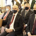 20.12.2021. Warszawa. Podpisanie umowy dot. Muzeum w Sandomierzu. Na zdjęciu (w pierwszym rzędzie od lewej): Piotr Wawrzyk - wiceminister spraw zagranicznych, Marek Kwitek - poseł PiS (w drugim rzędzie od lewej): Andrzej Kryj - poseł PiS, Jarosław Rusiecki - senator PiS / Jarosław Kubalski / Radio Kielce