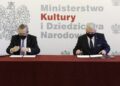 20.12.2021. Warszawa. Podpisanie umowy dot. Muzeum w Sandomierzu. Na zdjęciu (od lewej): Piotr Gliński - wicepremier, Andrzej Bętkowski - marszałek województwa świętokrzyskiego / Jarosław Kubalski / Radio Kielce