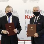 20.12.2021. Warszawa. Podpisanie umowy dot. Muzeum w Sandomierzu. Na zdjęciu (od lewej): Piotr Gliński - wicepremier, Andrzej Bętkowski - marszałek województwa świętokrzyskiego / Jarosław Kubalski / Radio Kielce