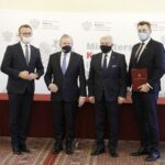 20.12.2021. Warszawa. Podpisanie umowy dot. Muzeum w Sandomierzu. Na zdjęciu (od lewej): Marcin Piwnik -  starosta sandomierski, Piotr Gliński - wicepremier, Andrzej Bętkowski - marszałek województwa świętokrzyskiego, Marcin Marzec - burmistrz Sandomierza / Jarosław Kubalski / Radio Kielce