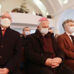 21.12.2021 Domaszowice. Koncert kolęd i pastorałek w kościele. Na zdjęciu od lewej: wójt Masłowa Tomasz Lato, biskup Jan Piotrowski i senator Krzysztof Słoń / Jarosław Kubalski / Radio Kielce