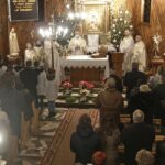 24.12.2021 Mójcza. Pasterka. Mszę odprawił biskup Jan Piotrowski / Jarosław Kubalski / Radio Kielce