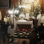 24.12.2021 Mójcza. Pasterka. Mszę odprawił biskup Jan Piotrowski / Jarosław Kubalski / Radio Kielce