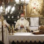 24.12.2021 Mójcza. Pasterka. Mszę odprawił biskup Jan Piotrowski / Jarosław Kubalski / Radio Kielce