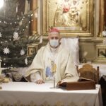 24.12.2021 Mójcza. Pasterka. Mszę odprawił biskup Jan Piotrowski / Jarosław Kubalski / Radio Kielce