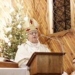 24.12.2021 Mójcza. Pasterka. Biskup Jan Piotrowski / Jarosław Kubalski / Radio Kielce