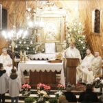 24.12.2021 Mójcza. Pasterka. Mszę odprawił biskup Jan Piotrowski / Jarosław Kubalski / Radio Kielce