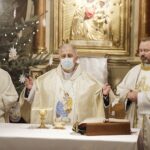 24.12.2021 Mójcza. Pasterka. Mszę odprawił biskup Jan Piotrowski / Jarosław Kubalski / Radio Kielce