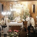 24.12.2021 Mójcza. Pasterka. Mszę odprawił biskup Jan Piotrowski / Jarosław Kubalski / Radio Kielce