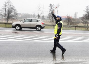 31.12.2021 Górno.  Policja. Kontrola drogowa / Jarosław Kubalski / Radio Kielce