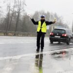 31.12.2021 Górno.  Policja. Kontrola drogowa / Jarosław Kubalski / Radio Kielce