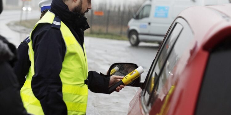 31.12.2021 Górno.  Policja. Kontrola drogowa / Jarosław Kubalski / Radio Kielce