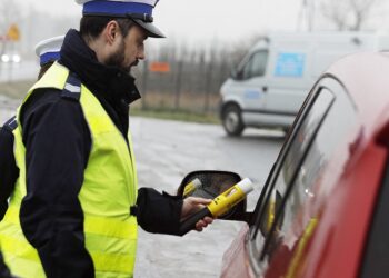 31.12.2021 Górno.  Policja. Kontrola drogowa / Jarosław Kubalski / Radio Kielce