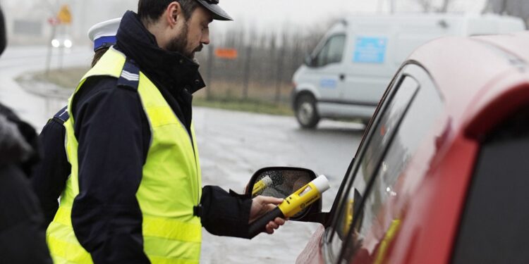 31.12.2021 Górno.  Policja. Kontrola drogowa / Jarosław Kubalski / Radio Kielce