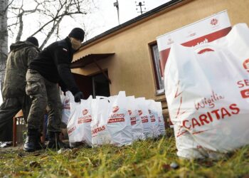 16.12.2020 Kielce. Caritas przygotowała paczki świąteczne dla ubogich. Pomagają je rozdawać żołnierze ŚBOT / Jarosław Kubalski / Radio Kielce