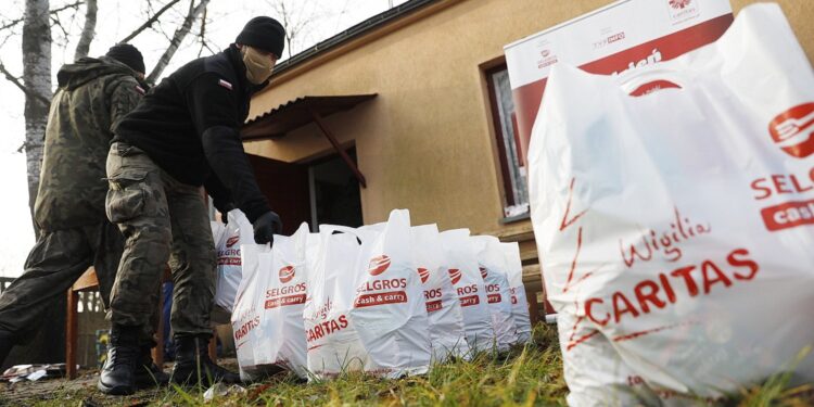 16.12.2020 Kielce. Caritas przygotowała paczki świąteczne dla ubogich. Pomagają je rozdawać żołnierze ŚBOT / Jarosław Kubalski / Radio Kielce