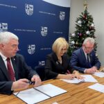 30.12.2021. Kielce. Na zdjęciu (od lewej): Andrzej Bętkowski - marszałek województwa świętokrzyskiego, Renata Janik - wicemarszałek województwa świętokrzyskiego, Stanisław Janusiński - dyrektor Szkoły Podstawowej nr 13 w Kielcach / Daniel Lenart / Radio Kielce