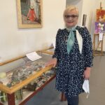 17.12.2021. Staszów. Wystawa zbiorów prywatnych kolekcjonerów. Na zdjęciu: Katarzyna Ptaszkiewicz - kolekcjonerka, wiceprezes Stowarzyszenia Inicjatyw Twórczych Talent. / Grażyna Szlęzak-Wójcik / Radio Kielce