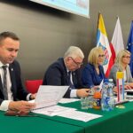 10.12.2021. Kielce. Konferencja podsumowująca wyniki konsultacji społecznych Funduszy Europejskich dla świętokrzyskiego Na zdjęciu (od lewej): minister Michał Cieślak, marszałek Andrzej Bętkowski, wicemarszałek Renata Janik, Katarzyna Kubicka, dyr. dep. wdrażania EFS / Michał Kita / Radio Kielce