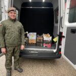 06.12.2021. Ostrowiec Świętokrzyski. Przekazanie miodów dla żołnierzy na polsko-białoruską granicę. Na zdjęciu: kpt. Marcin Kowal - oficer prasowy 10. ŚBOT / Emilia Sitarska / Radio Kielce