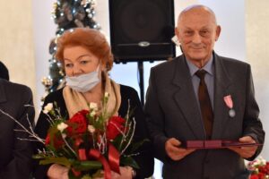 02.12.2021. Końskie. 19 par odebrało prezydencki Medal za Długoletnie Pożycie Małżeńskie. Na zdjęciu: Wiesław i Teresa Lachowscy / Magdalena Galas-Klusek / Radio Kielce