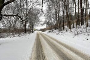 24.12.2021. Leśnica. Trudne warunki na drodze / Dionizy Krawczyński / Radio Kielce