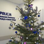 20.12.2021. Busko-Zdrój. Choinka z elementami odblaskowymi, która stoi w poczekalni budynku komendy w Busku-Zdroju / KPP Busko-Zdrój
