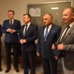 01.12.2021. Radoszyce. Otwarcie filii wydziału transportu i komunikacji starostwa powiatowego w Końskich. Na zdjęciu (od lewej): Marian Wikiera - naczelnik wydziału promocji, Grzegorz Piec - starosta konecki, Jarosław Staciwa - członek zarządu, Wiesław Skowron - wicestarosta konecki, Michał Pękala - burmistrz Radoszyc / Magdalena Galas-Klusek / Radio Kielce