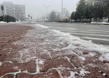 Chodnik, chodniki, ślisko, mróz, śnieg, lód, śliski, śliskie, droga / Wiktor Taszłow / Radio Kielce