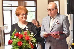 02.12.2021. Końskie. 19 par odebrało prezydencki Medal za Długoletnie Pożycie Małżeńskie. Na zdjęciu: Rajmund i Józefa Moskalowie / Magdalena Galas-Klusek / Radio Kielce