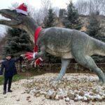 06.12.2021. Bałtów. Allozaur Gerard w mikołajkowym przebraniu / Emilia Sitarska / Radio Kielce