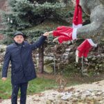 06.12.2021. Bałtów. Allozaur Gerard w mikołajkowym przebraniu / Emilia Sitarska / Radio Kielce