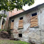 03.10.2021. Oleszno. Dwór należący dawniej do Niemojewskich / Dionizy Krawczyński / Radio Kielce