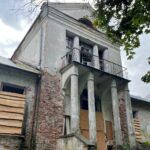 03.10.2021. Oleszno. Dwór należący dawniej do Niemojewskich / Dionizy Krawczyński / Radio Kielce