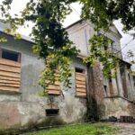 03.10.2021. Oleszno. Dwór należący dawniej do Niemojewskich / Dionizy Krawczyński / Radio Kielce