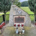 03.10.2021. Oleszno. Pomnik upamiętniający wspólną walkę NSZ i AK z niemieckim oddziałem / Dionizy Krawczyński / Radio Kielce