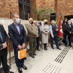 10.12.2021. Ostrowiec Świętokrzyski. Wystawa dotycząca stanu wojennego. Na zdjęciu (od lewej): Andrzej Jabłoński - wicestarosta ostrowiecki, Piotr Dasios - wiceprezydent Ostrowca Św. / Emilia Sitarska / Radio Kielce