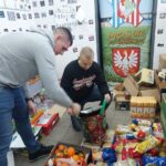 24.12.2021. Sandomierz. Wiślacka gwiazdka. Na zdjęciu kibice Wisły Sandomierz (od lewej): Patryk Konopka i Jakub Dębowski / Grażyna Szlęzak-Wójcik / Radio Kielce