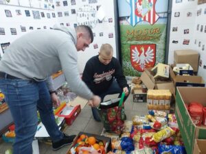 24.12.2021. Sandomierz. Wiślacka gwiazdka. Na zdjęciu kibice Wisły Sandomierz (od lewej): Patryk Konopka i Jakub Dębowski / Grażyna Szlęzak-Wójcik / Radio Kielce