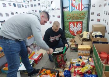 24.12.2021. Sandomierz. Wiślacka gwiazdka. Na zdjęciu kibice Wisły Sandomierz (od lewej): Patryk Konopka i Jakub Dębowski / Grażyna Szlęzak-Wójcik / Radio Kielce