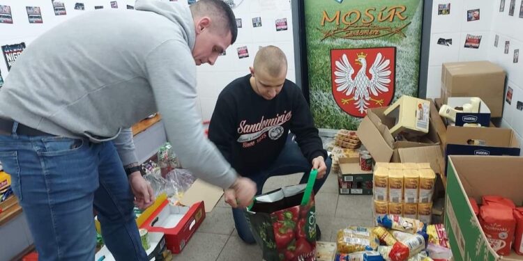 24.12.2021. Sandomierz. Wiślacka gwiazdka. Na zdjęciu kibice Wisły Sandomierz (od lewej): Patryk Konopka i Jakub Dębowski / Grażyna Szlęzak-Wójcik / Radio Kielce