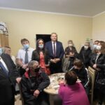 13.12.2021. Ożarów. Mieszkanie treningowe przy ul. Jasnej. Na zdjęciu (od lewej): Marcin Majcher - burmistrz Ożarowa / Emilia Sitarska / Radio Kielce