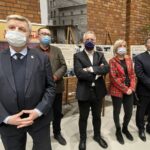 10.12.2021. Ostrowiec Świętokrzyski. Wystawa dotycząca stanu wojennego. Na zdjęciu (od lewej): senator Jarosław Rusiecki, Dariusz Kaszuba, Paweł Walesic, Renata Duda - radni PiS, poseł Andrzej Kryj / Emilia Sitarska / Radio Kielce