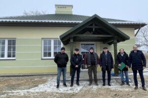 14.12.2021. Sternalice. Nowo wybudowana świetlica. Na zdjęciu (od lewej): Wojciech Zdyb - sekretarz gminy Lipnik, Rafał Smoliński - UG Lipnik, Andrzej Grządziel - wójt gminy Lipnik, Piotr Baran - radny ze Sternalic, Gustaw Kowalski - sołtys / Emilia Sitarska / Radio Kielce