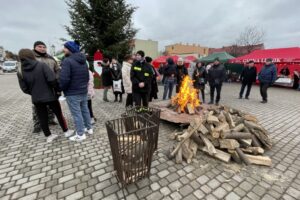 19.12.2021. Opatów. Kiermasz bożonarodzeniowy dla małej Igi Kaczmarczyk / Emilia Sitarska / Radio Kielce