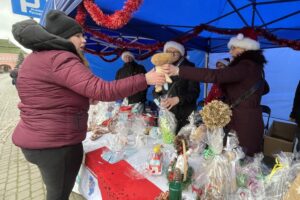 19.12.2021. Opatów. Kiermasz bożonarodzeniowy dla małej Igi Kaczmarczyk / Emilia Sitarska / Radio Kielce