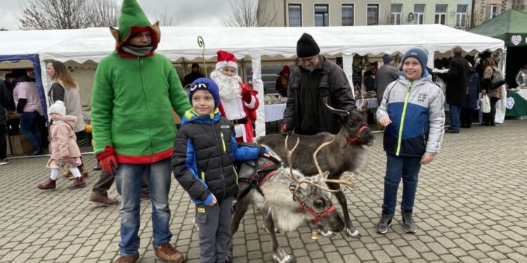 19.12.2021. Opatów. Kiermasz bożonarodzeniowy dla małej Igi Kaczmarczyk / Emilia Sitarska / Radio Kielce