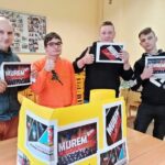 03.12.2021. Starachowice. Akcja "#Murem za polskim mundurem". Upominki od OSiW Starachowice / Magdalena Fogiel-Litwinek